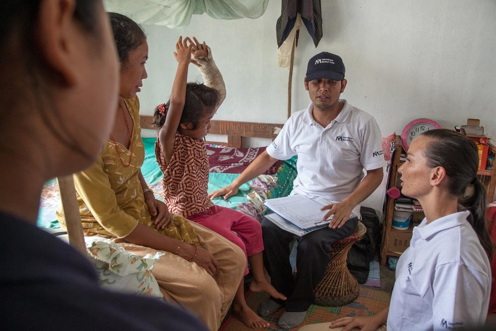 DHUWAKOT-NEPAL---July-17-2015-A-physiotherapist-team-from-an-IMC-Mobile-Unit-perform-medical-checks-on-a-young-patient-with-a-broken-arm_3_WEB DHUWAKOT-NEPAL---July-17-2015-A-physiotherapist-team-from-an-IMC-Mobile-Unit-perform-medical-checks-on-a-young-patient-with-a-broken-arm_3_WEB