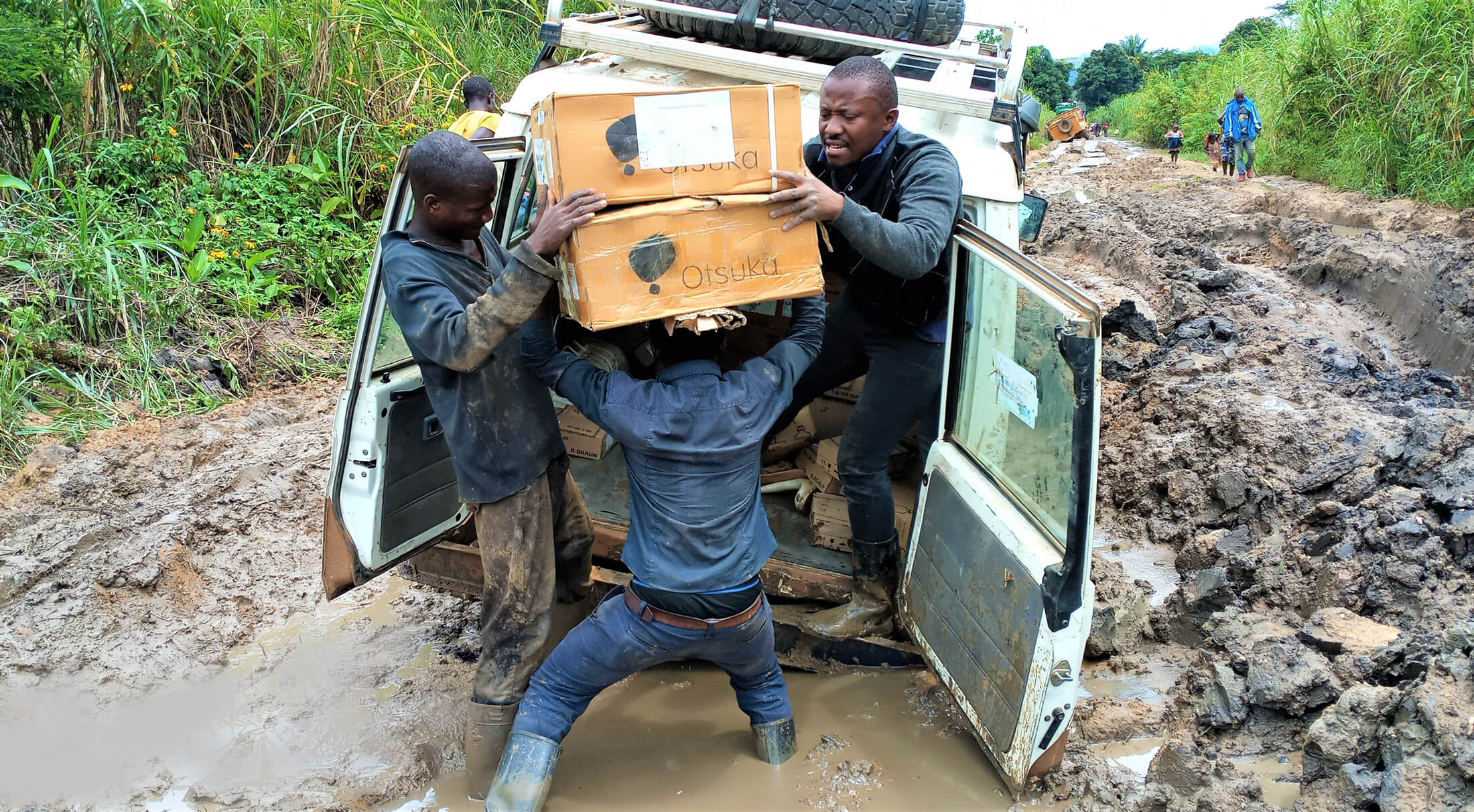 DRC_IMG_20220330_131617_750 While delivering vital medical supplies, International Medical Corps staff members operating the MMU decided to unload and carry several boxes to continue their journey on foot, due to treacherous road conditions.