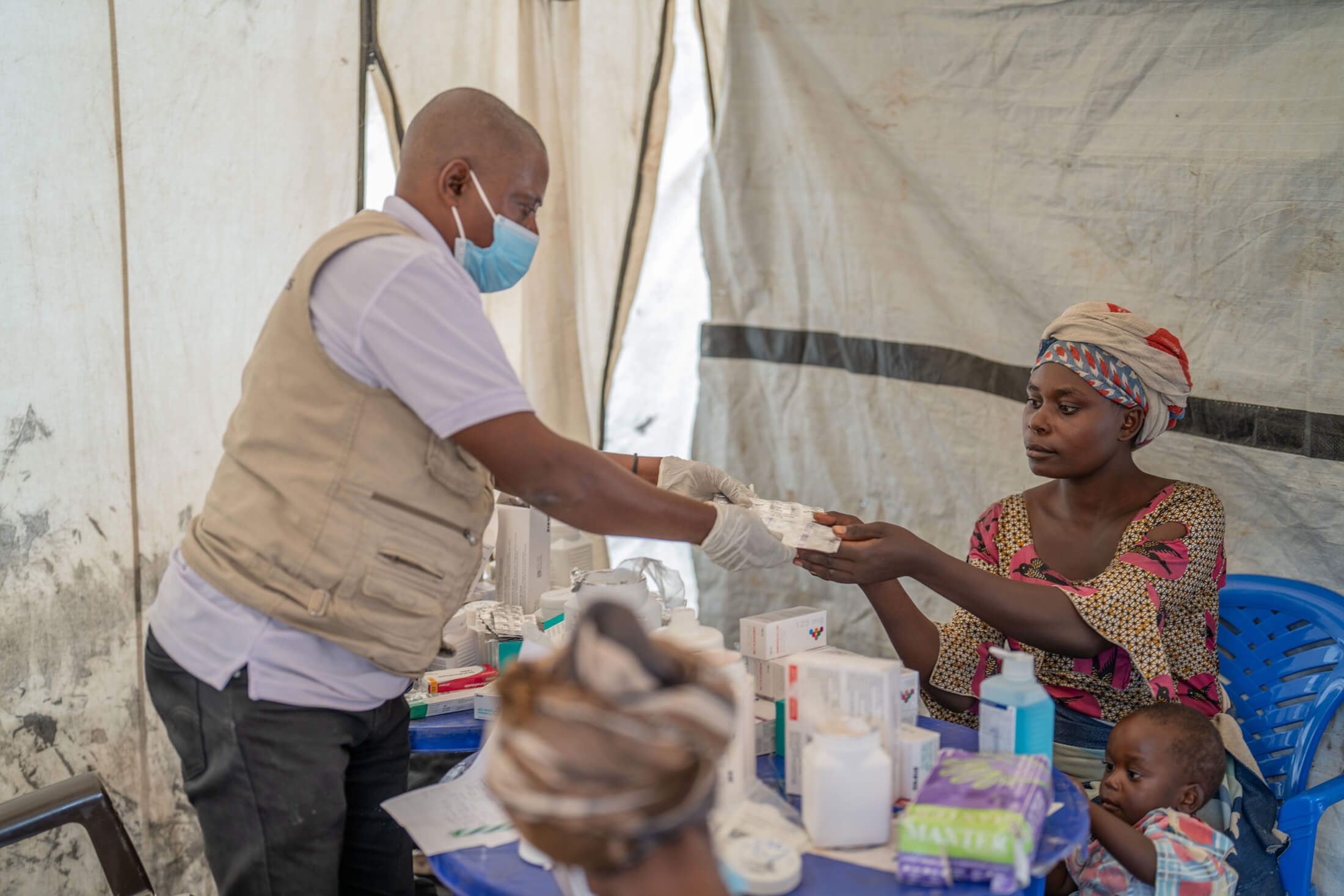 DRC_Moses_IMC_sawasawa_00115 Displaced families receive consultations and medication from our team.
