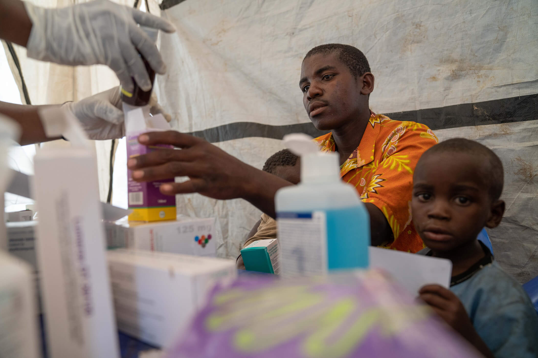 DRC_Moses_IMC_sawasawa_00140 Displaced families receive consultations and medication from our team.