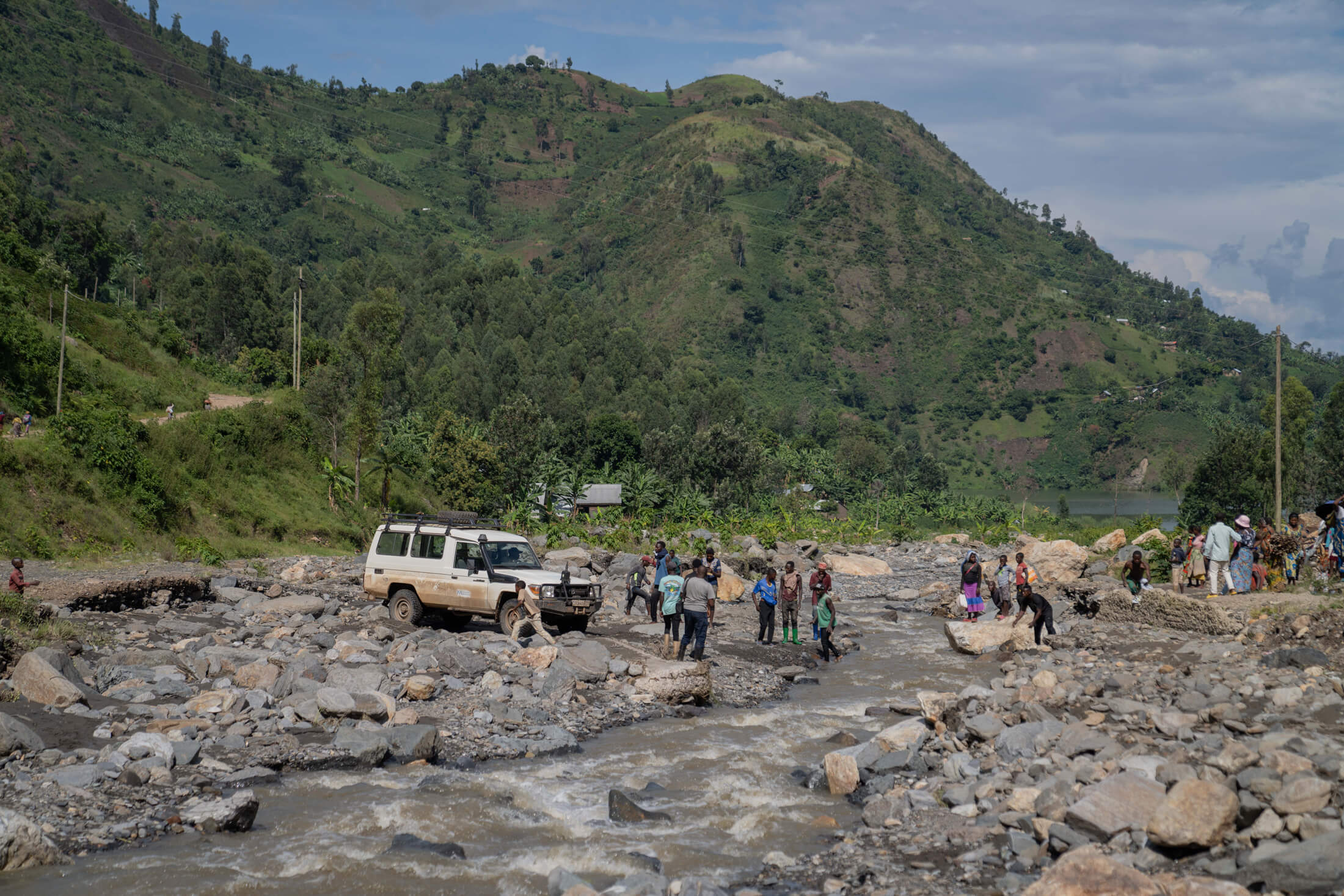 DRC_Moses_IMC_sawasawa_00159R With the help of the community, our teams were able to navigate difficult terrain and deliver healthcare to remote areas in the DRC.
