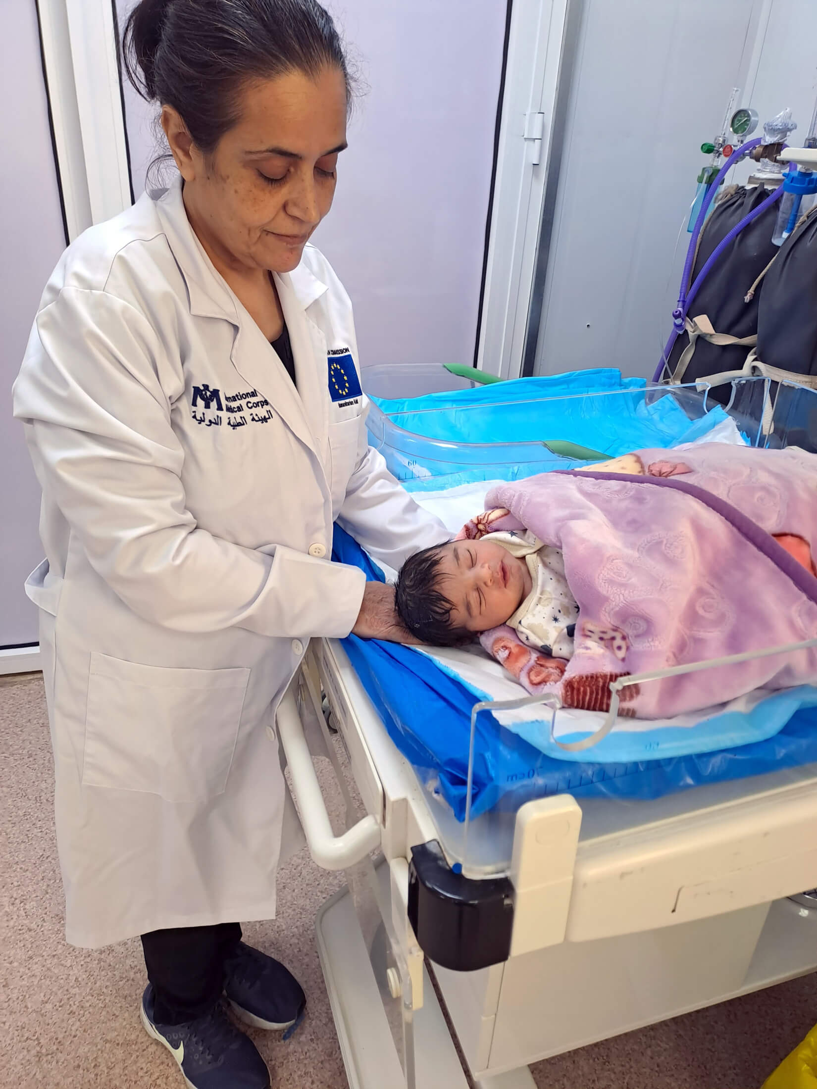 JORD_WhatsApp-Image-2024-10-09-at-15.06.10_605cd28e Basmah, a midwife at International Medical Corps’ hospital in Azraq camp, cares for baby Hala, who was born on October 7.