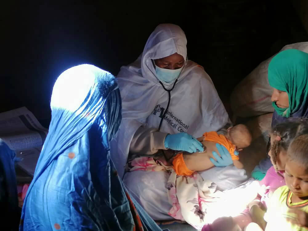 MALI_midwife-Awa-Konaté-consulting-an-infant International Medical Corps midwife Awa Konaté conducts a medical consultation with a newborn.