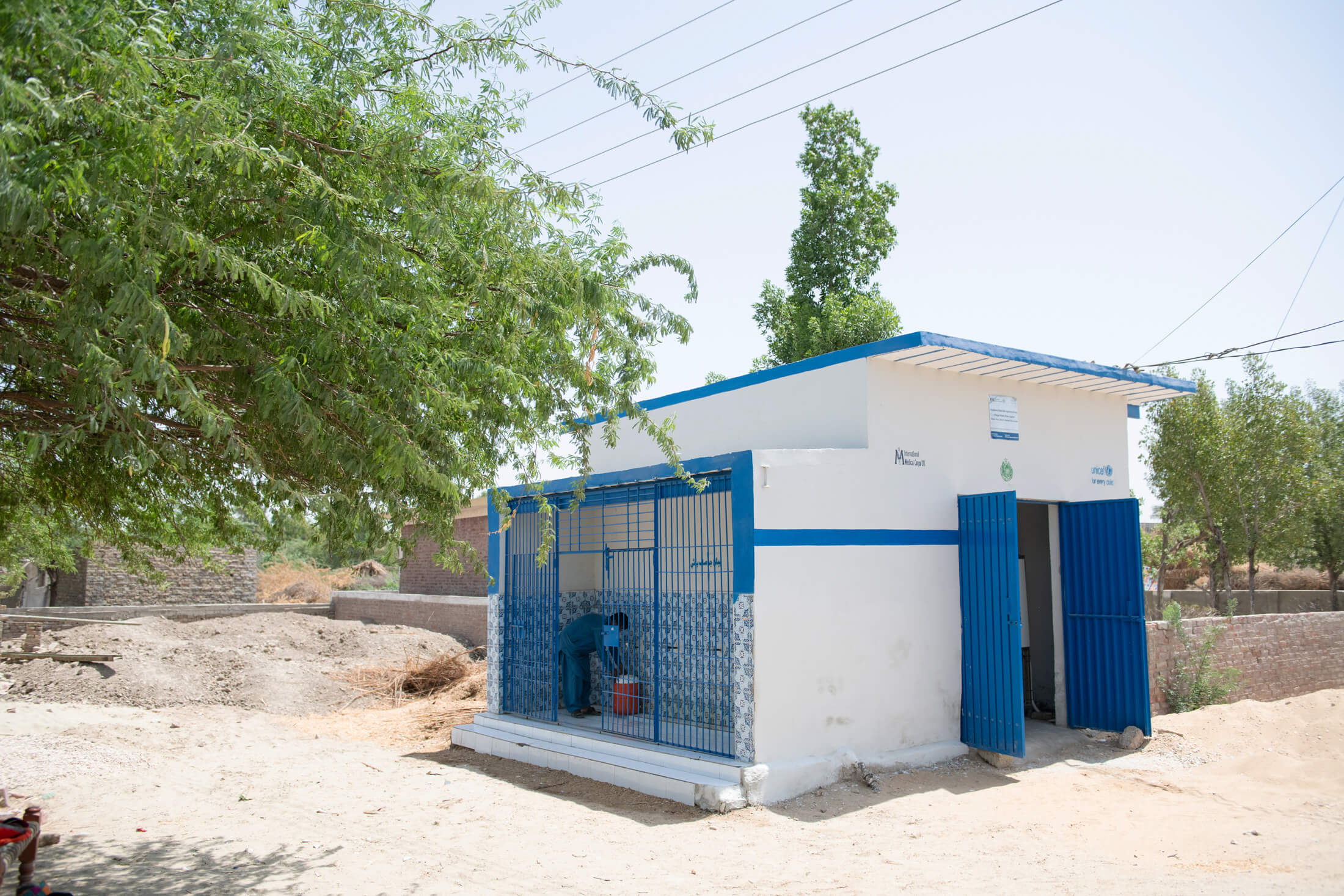 A recently rehabilitated reverse-osmosis water-purification plant in Rindo Khan Laghari village brings clean, safe water to the community with climate-resilient, solar-powered technology.