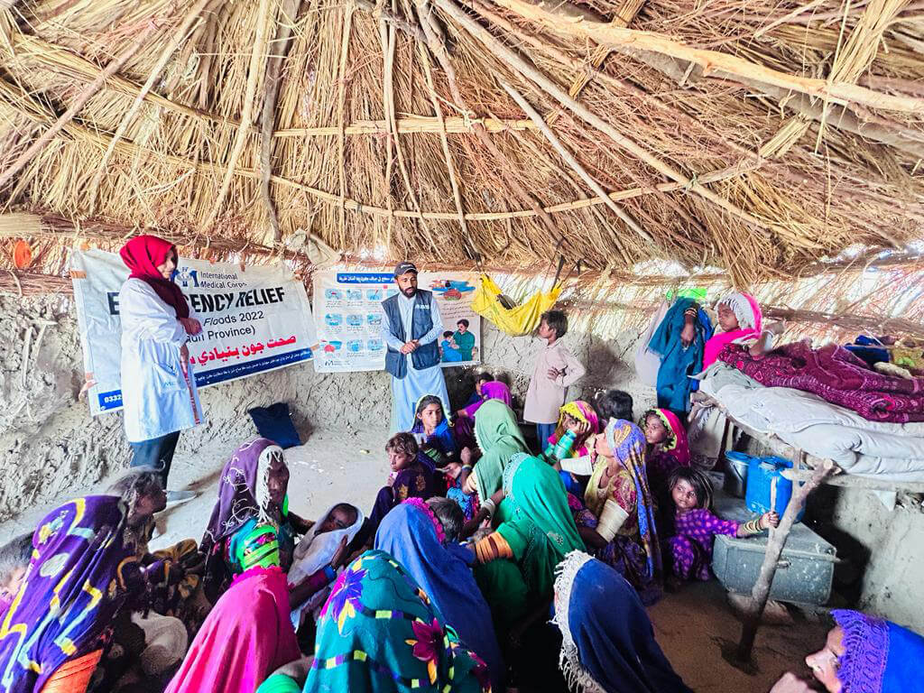 PAK_sdf Residents of Kotai Chandia receive parental support and training from an International Medical Corps staff member.