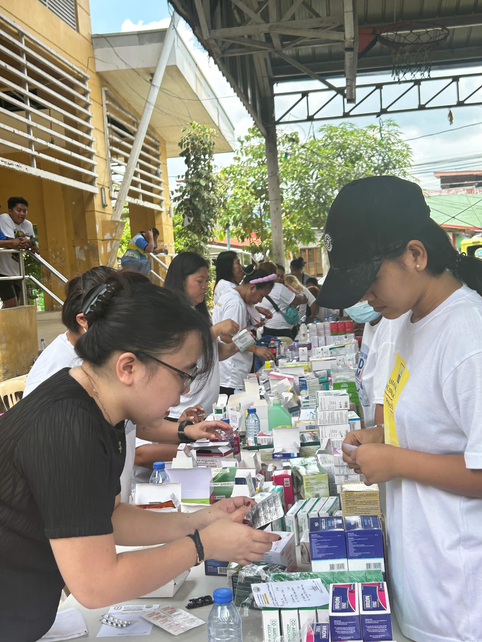 PHIL_IMG_5121 Ingrid Benigay explains to a patient how to take medicines provided by the Barangay San Isidro Health Unit.