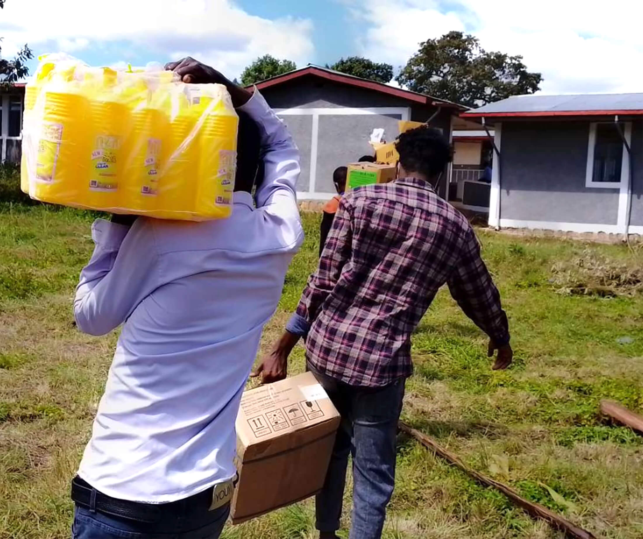 SNAP_Ethiopia-2 International Medical Corps staff members in Ethiopia run an awareness session on household water-treatment chemicals and distribute the chemicals to community households