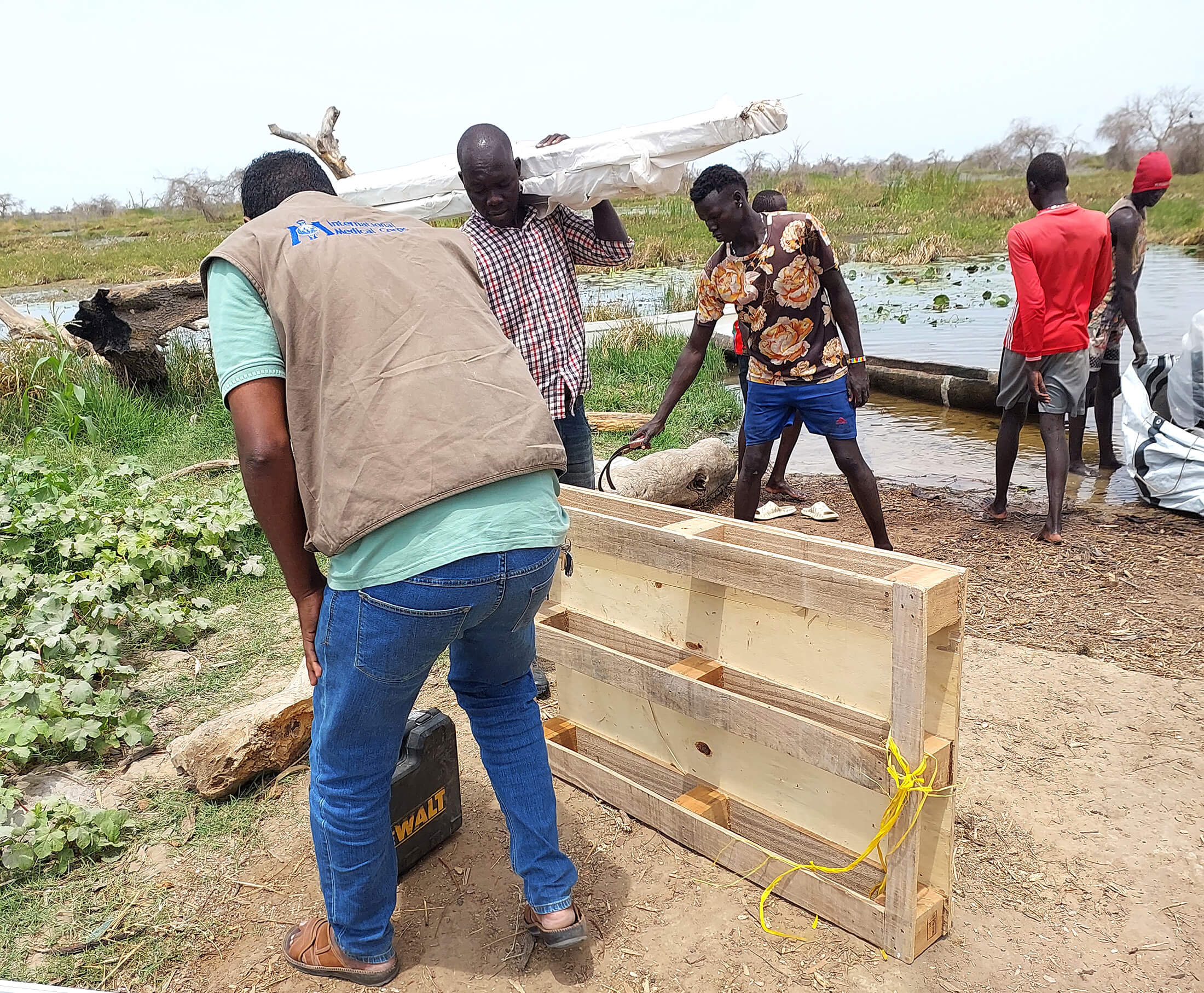 Ahmed-kheyr Moalim Mohamud assists porters in the midst of the flood.
