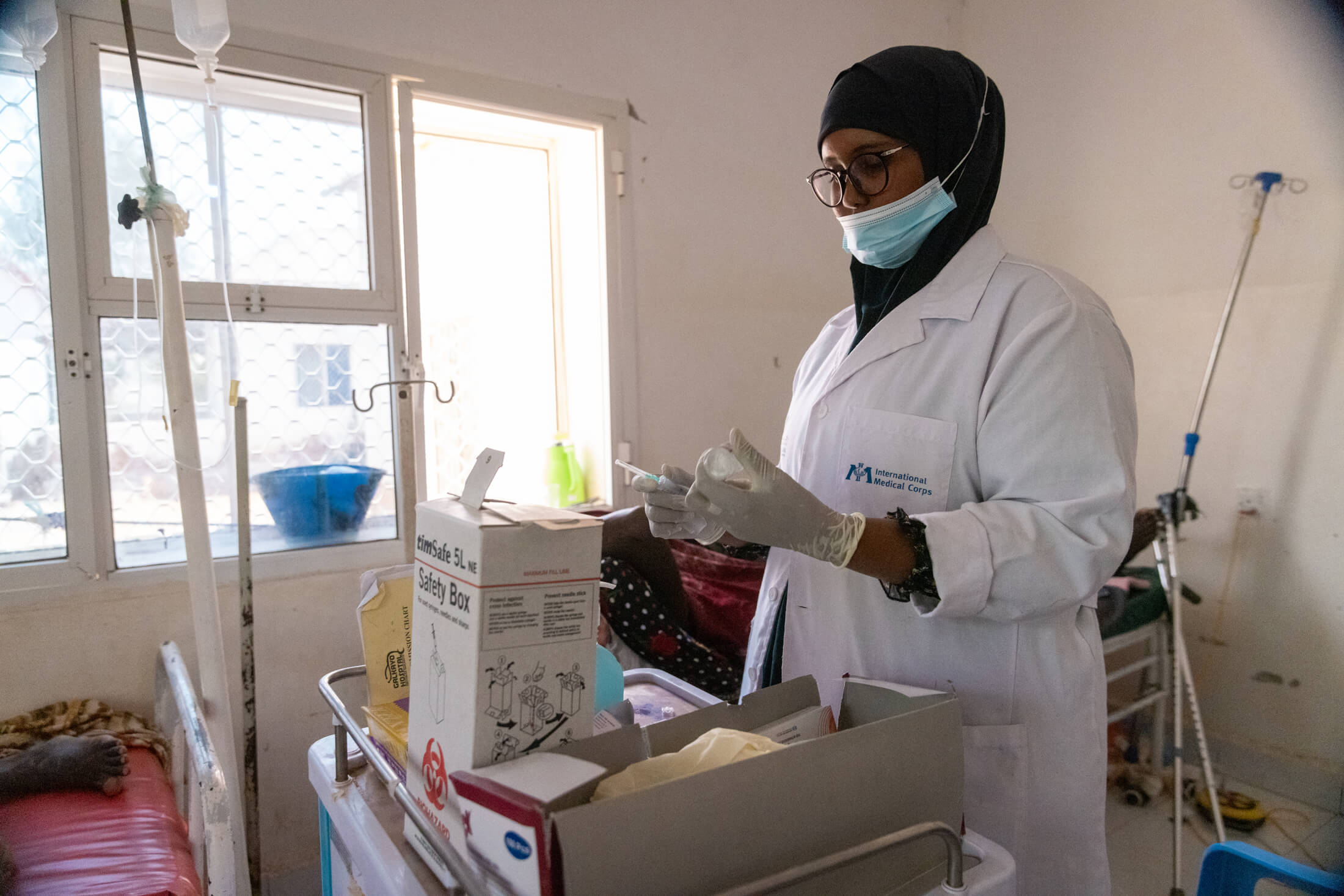 SOM_A-nurse-at-the-general-ward-in-GAS-hospital2.-Photo-IMCElphas-Ngugi A staff member prepares to administer vaccinations to patients.