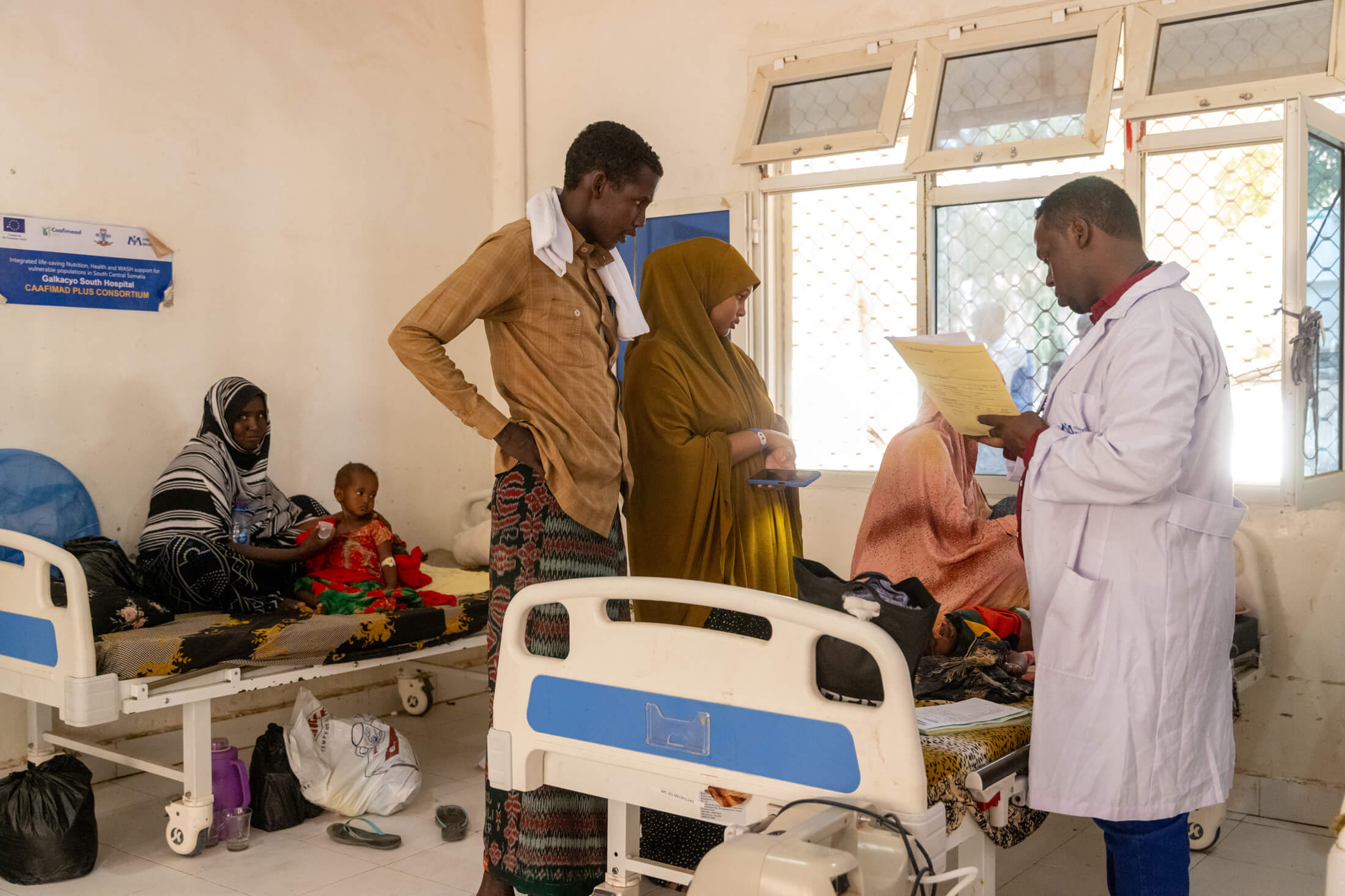 SOM_Doctors-attending-to-a-mother-and-child-at-GAS-hospital4.-Photo-IMCElphas-Ngugi International Medical Corps doctors and nurses attend to patients at GAS Hospital in Galkayo, Somalia.