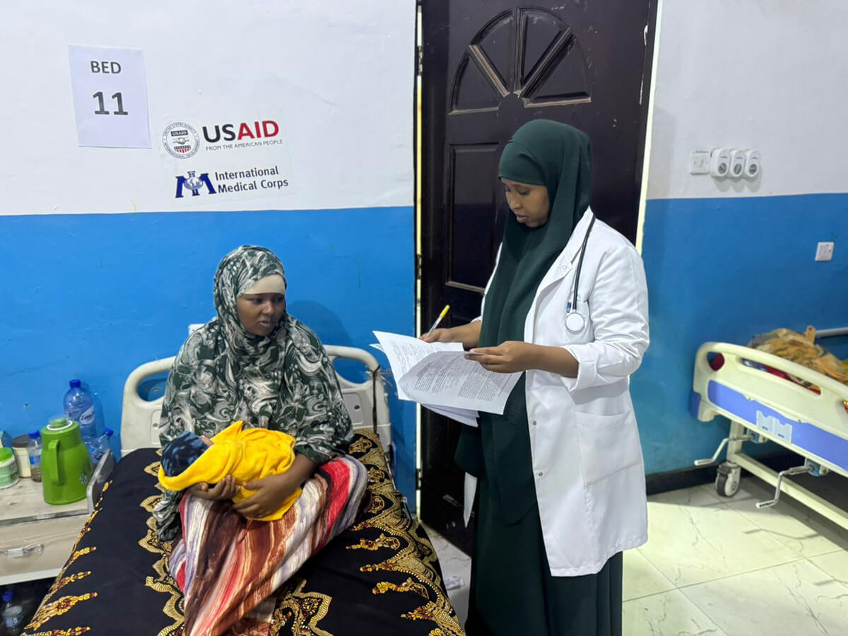 SOM_IMG-20240630-WA0057 Dr. Muna Ali meets with Nimco and her newborn after a safe delivery.