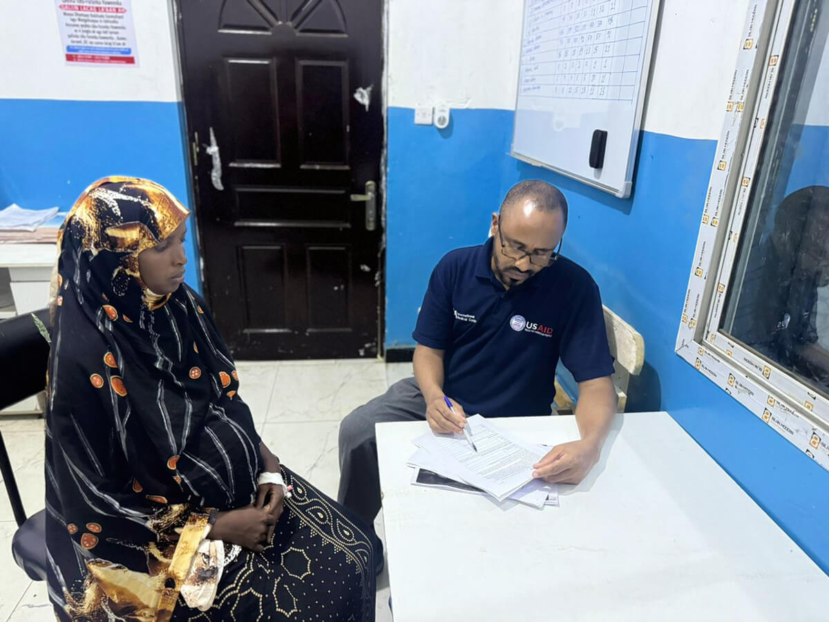 SOM_IMG-20240630-WA0076 Dr. Mohamed Hussein meets with Fadumo Ahmed Tifow in the JMU triage area.