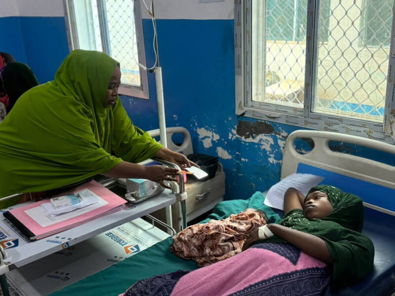 Farhiya Maalim Hassan, a female health worker at the JMU, explains birth-spacing options to Seynab Hassan Nuur. Seynab is a 27-year-old mother of two children who delivered her daughter at the JMU with assistance from International Medical Corps midwives. She is from Duduble village, about 35 km north of the health facility.