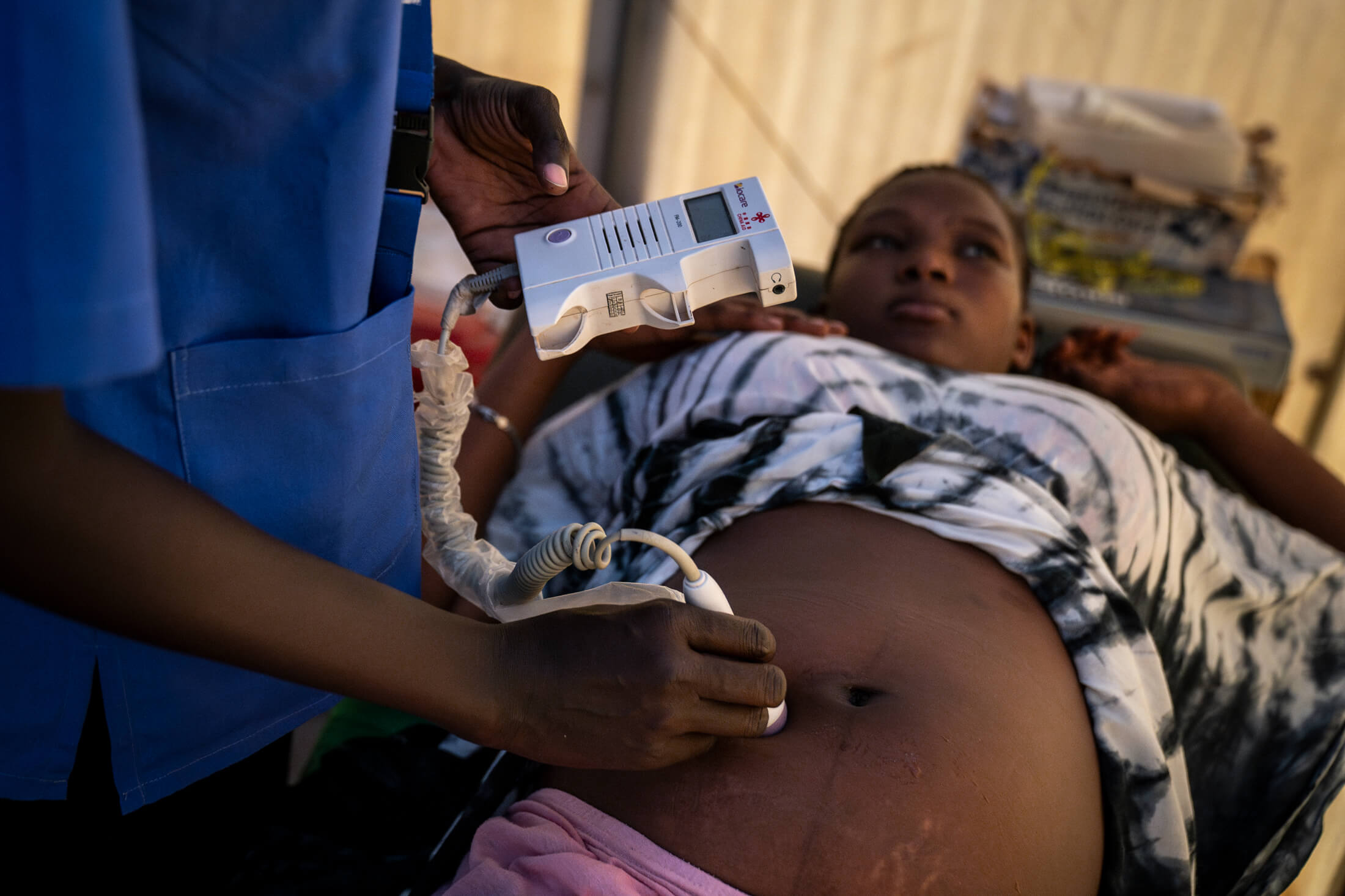 SSUDAN_DZA_IMC-Renk_2024_03_14-DZA00119-Enhanced-NR A pregnant refugee receives an ultrasound.