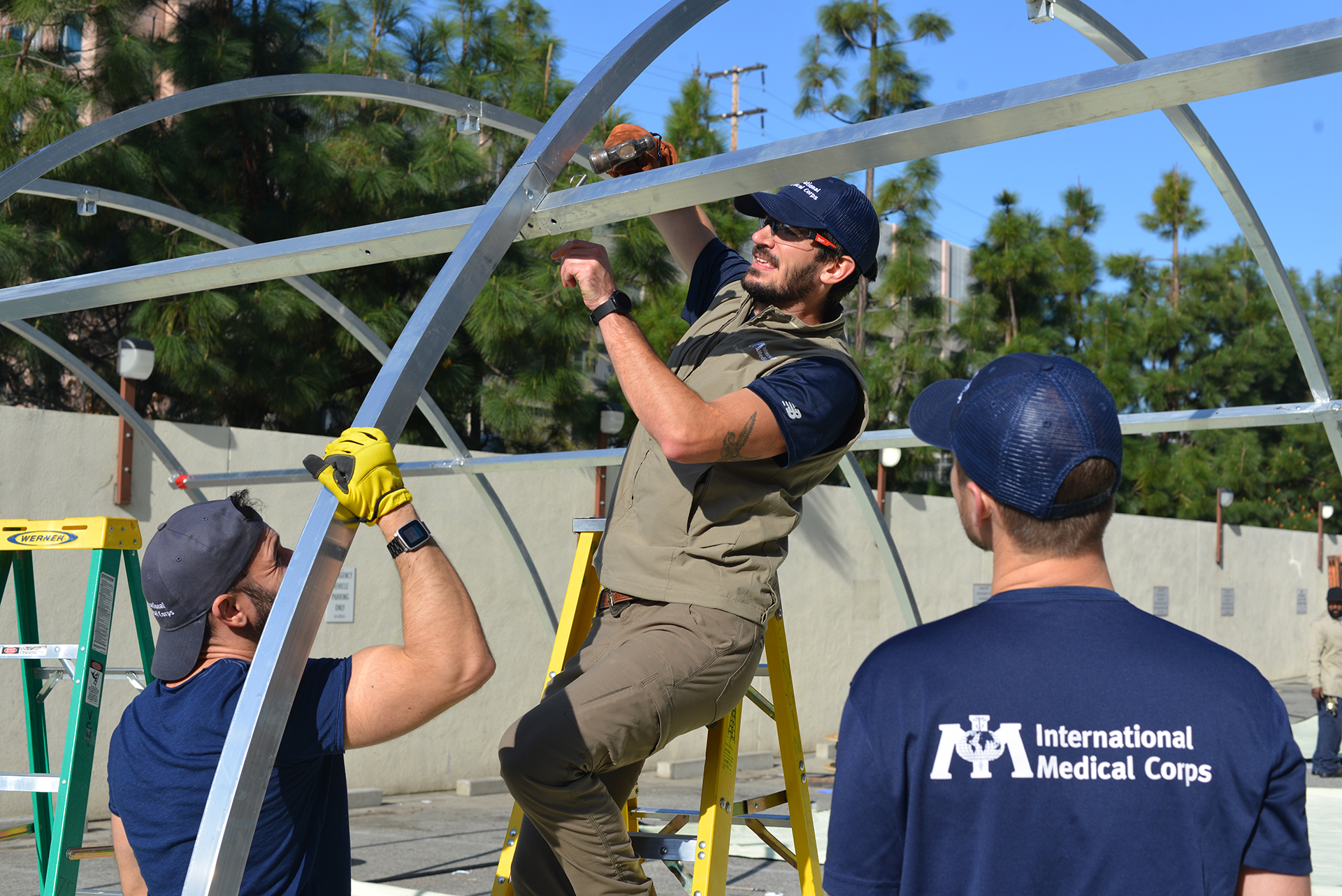 SSYIR2020_DSC_2607 International Medical Corps staff members set up emergency shelters at the Los Angeles County (LAC) + University of Southern California (USC) Medical Center in Los Angeles, CA.