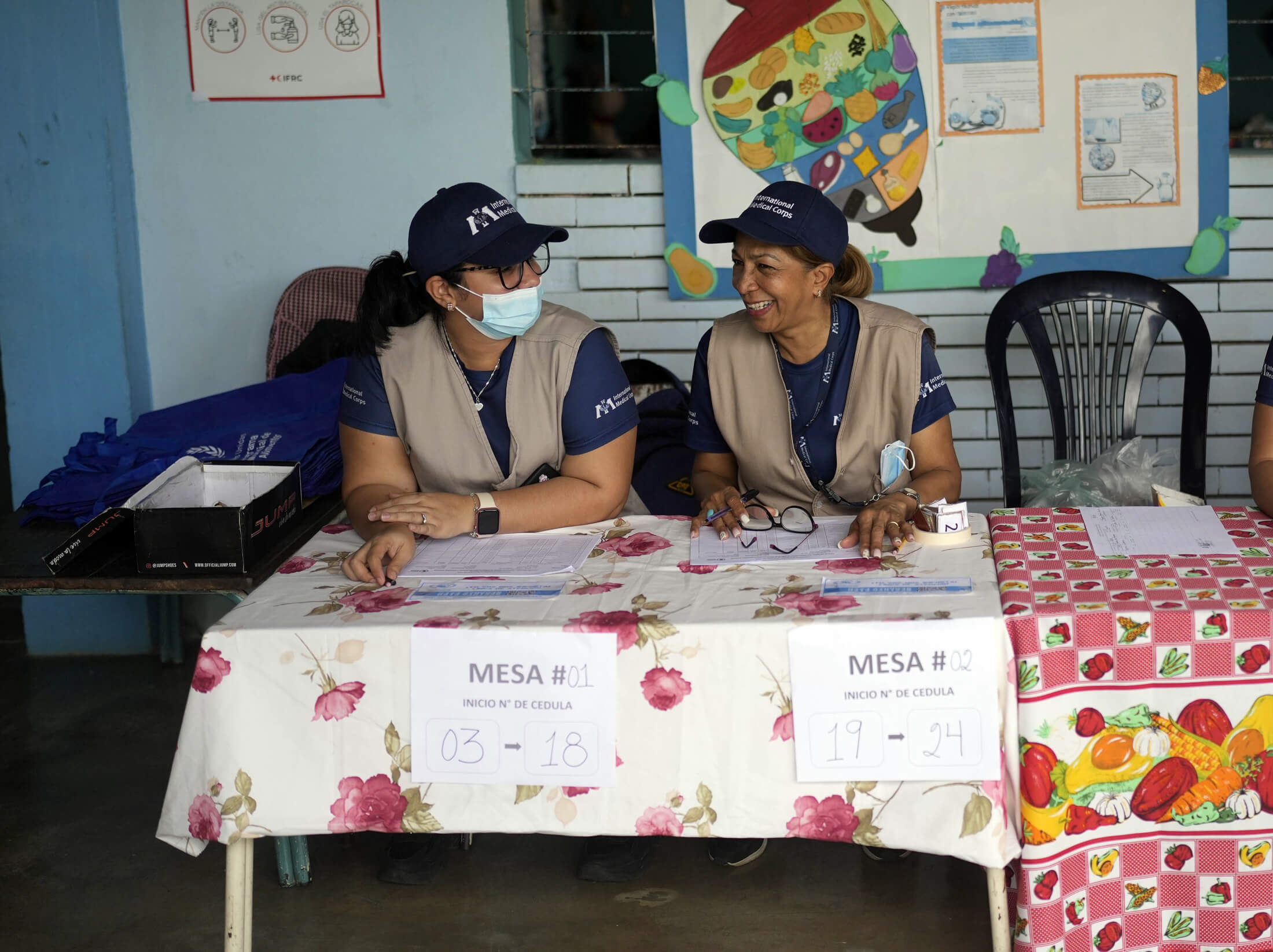 VEN_4_Equipo-de-IMC-prepara-la-distribución-de-alimentos-del-programa-de-Comidas-Escolares-de-WFP_Credit_WFP_Matias_Delacroix International Medical Corps staff members prepare to register local families during WFP’s school food-distribution program. (Photo: Matias Delacroix, WFP)