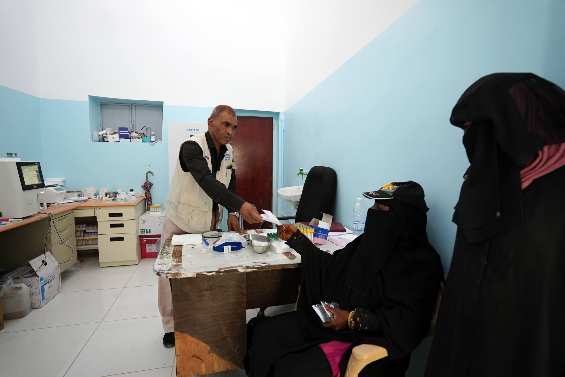 YEM_DSC04958 A patient receives medication after a medical consultation.