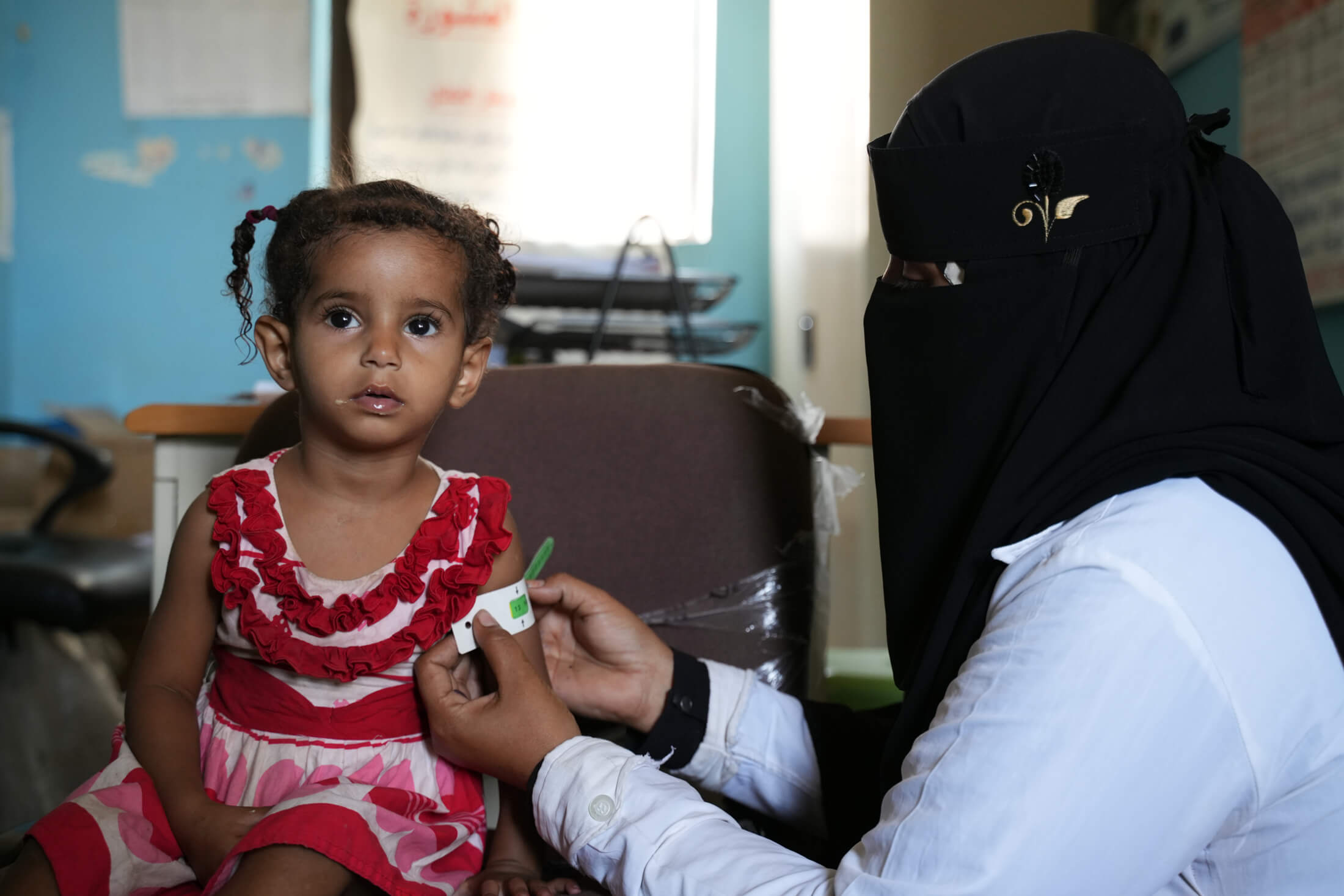 YEM_DSC08782 Children receive a malnutrition test to determine their nutritional status.