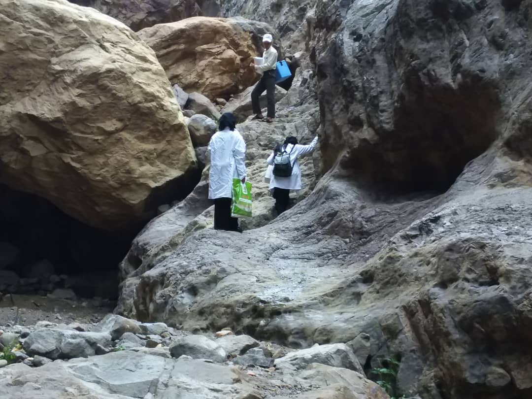 Our mobile medical team working in a rural area of Sana’a Governorate must navigate difficult terrain to locate and test for cholera members of a family displaced by fighting. Our mobile medical team working in a rural area of Sana’a Governorate must navigate difficult terrain to locate and test for cholera members of a family displaced by fighting.