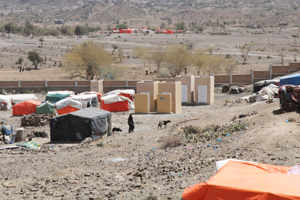 Recently completed toilet facilities at the Al-Shorman IDP camp in Taizz Governorate are only a short distance from the camp’s residential tents, to reduce danger for women who need to use the facilities at night. The toilets also feature concrete walls that enhance privacy, by obscuring who is entering and exiting the facilities.