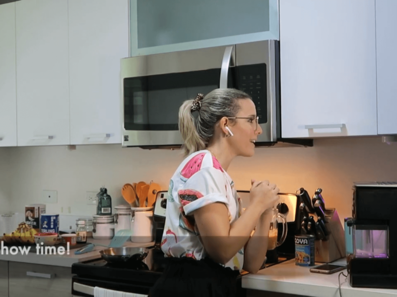 Suzanne Jimenez-Sanchez conducts a cooking demonstration for families in Puerto Rico.